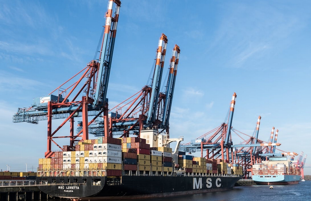 國際海運(yùn)整柜與散貨是否在同一條船上？解析與代理角色